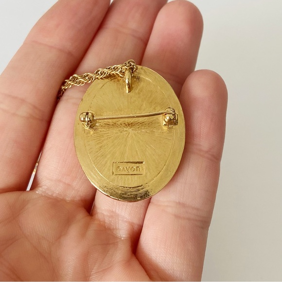 Vintage Avon black white and gold cameo pendant / brooch necklace 16” - Picture 3 of 6